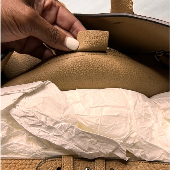 GUCCI TOTE JACKIE ,CAMEL COLOR,ONLY WORN ONCE - Picture 6 of 8